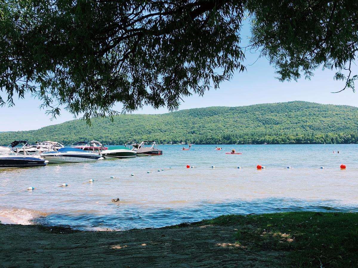 Shore Meadows Lodge Llc Lake George Buitenkant foto